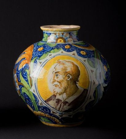 VENISE
Vase boule en majolique à décor polychrome...