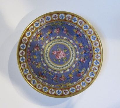 SÈVRES
Soucoupe en porcelaine polychrome...
