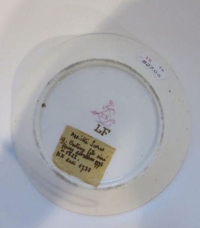 SÈVRES
Soucoupe en porcelaine polychrome...
