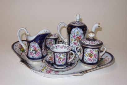 BAYEUX
Service à thé en porcelaine à décor...