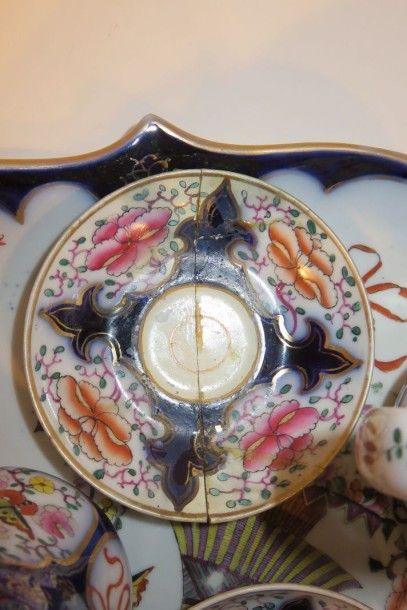 BAYEUX
Service à thé en porcelaine à décor...