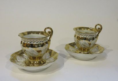 Deux grandes tasses et sous-tasses en porcelaine...