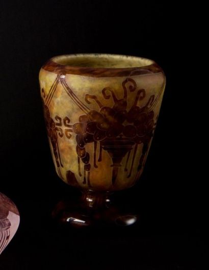 LE VERRE FRANÇAIS
Vase sur piédouche en verre...