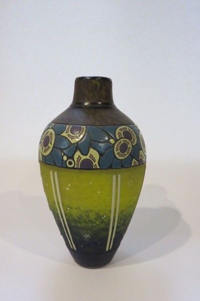 DELATTE à Nancy
Vase piriforme en verre multicouche...