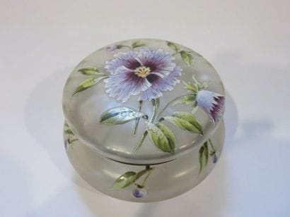 Bonbonnière en verre à décor émaillé de tiges...