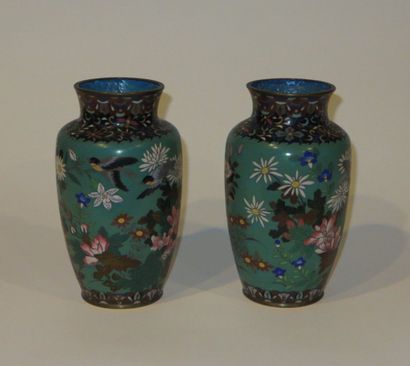 CHINE
Paire de vases en bronze cloisonné...