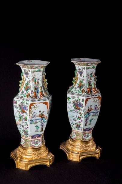 CHINE - CANTON
Paire de vases à pans en porcelaine...