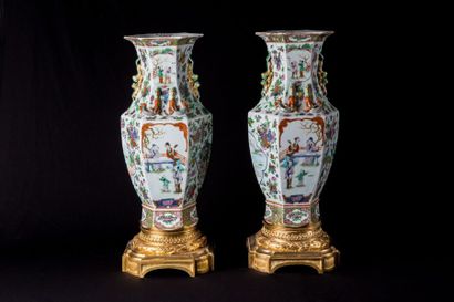 CHINE - CANTON
Paire de vases à pans en porcelaine...