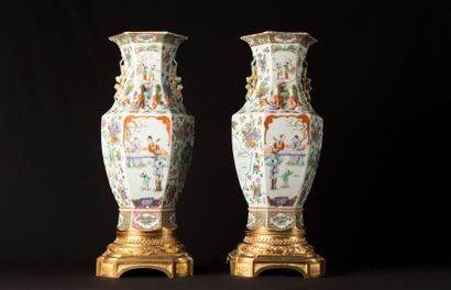 CHINE - CANTON
Paire de vases à pans en porcelaine...