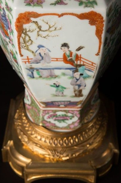 CHINE - CANTON
Paire de vases à pans en porcelaine...