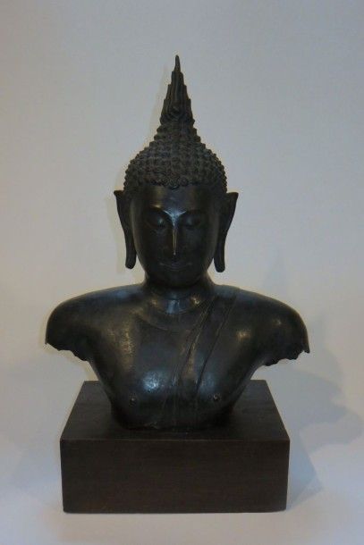 EXTRÊME-ORIENT
Bouddha en bronze sur socle...