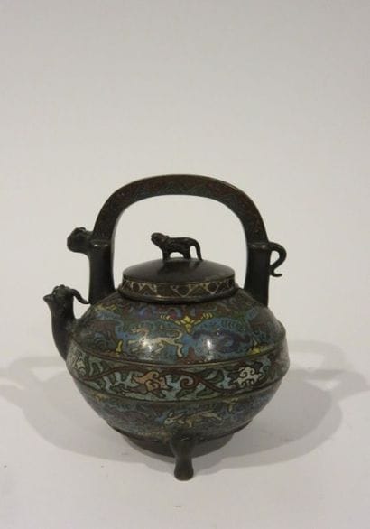 EXTREME ORIENT
Théière en bronze et émaux...
