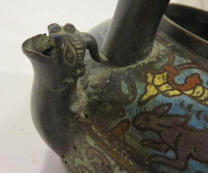 EXTREME ORIENT
Théière en bronze et émaux...
