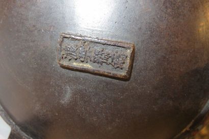 EXTREME ORIENT
Théière en bronze et émaux...