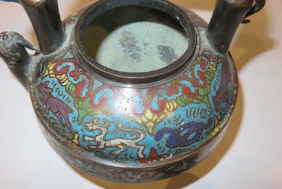 EXTREME ORIENT
Théière en bronze et émaux...