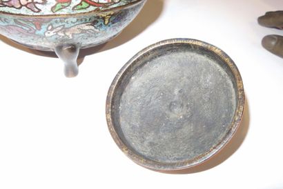 EXTREME ORIENT
Théière en bronze et émaux...