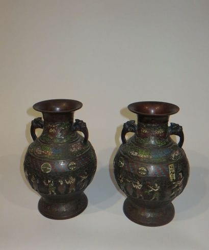 EXTRÊME-ORIENT
Paire de vases en bronze cloisonné...