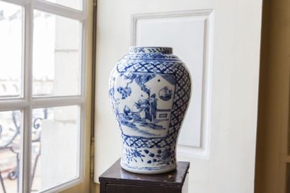 CHINE
Vase balustre en porcelaine à décor...