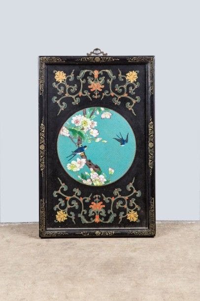 CHINE
Plaque cloisonnée en forme de disque...