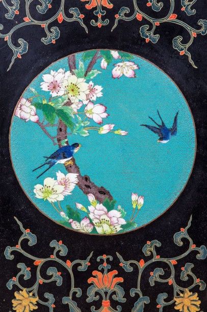 CHINE
Plaque cloisonnée en forme de disque...