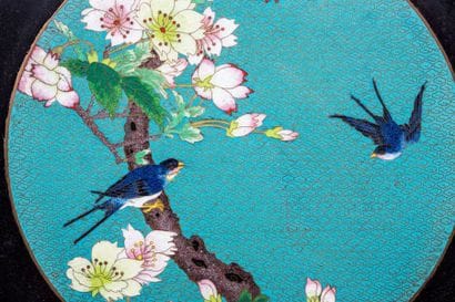 CHINE
Plaque cloisonnée en forme de disque...