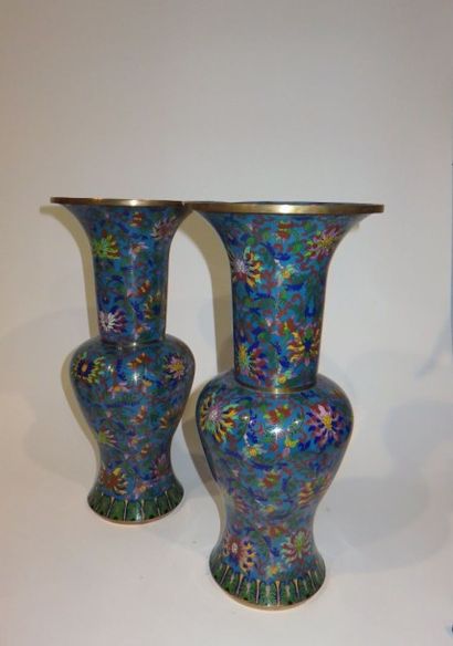 CHINE
Paire de vases en bronze cloisonné...
