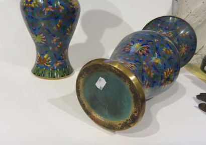 CHINE
Paire de vases en bronze cloisonné...