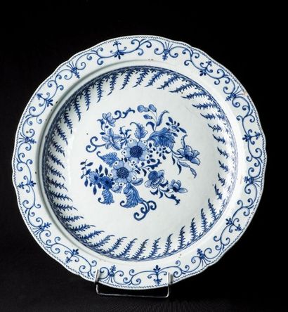 CHINE
Grand plat rond creux en porcelaine...