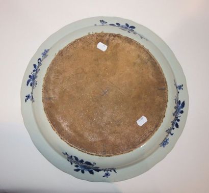 CHINE
Grand plat rond creux en porcelaine...