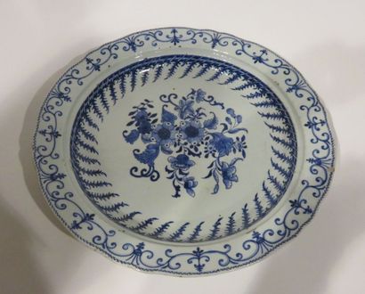 CHINE
Grand plat rond creux en porcelaine...