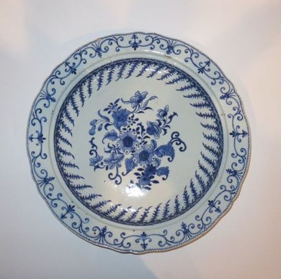 CHINE
Grand plat rond creux en porcelaine...