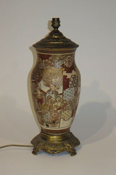 JAPON
Vase en céramique de Satzuma à décor...