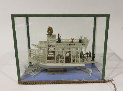 EXTRÊME-ORIENT
Jonque en os richement sculpté...