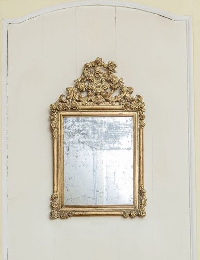 Miroir à entourage en bois doré et sculpté...