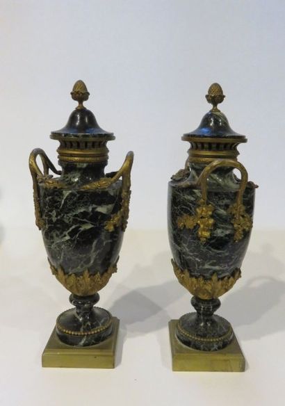 Paire d'urnes couvertes en marbre vert de...