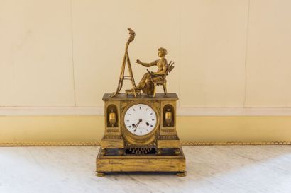 Pendule en bronze ciselé et doré. Le mouvement...