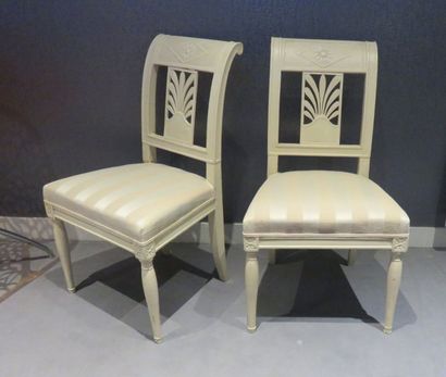 Paire de chaises en bois relaqué crème, dossier...