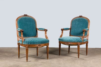 Paire de fauteuils à dossier plat en noyer...
