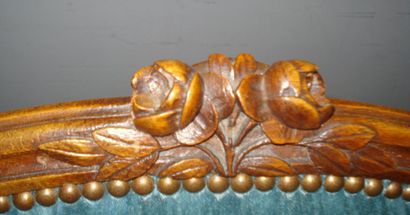 Paire de fauteuils à dossier plat en noyer...