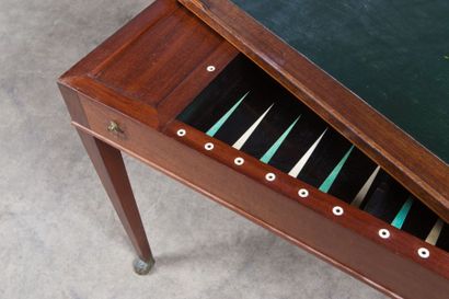 Table tric-trac en acajou et placage d'acajou,...