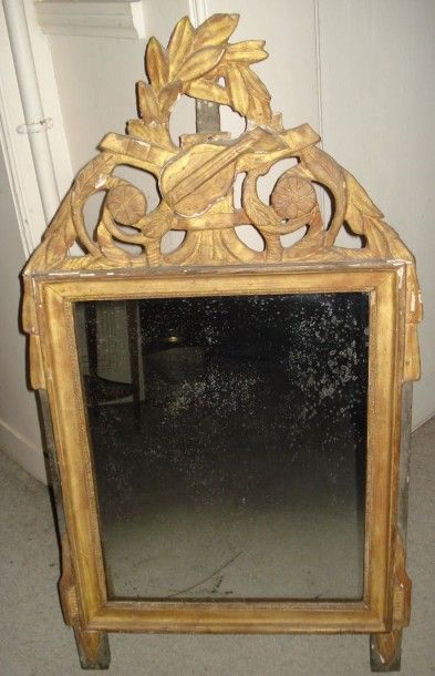 Petit miroir en bois doré et sculpté à fronton...