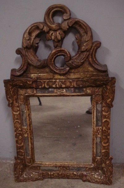 Petit miroir à pare-closes et fronton en...