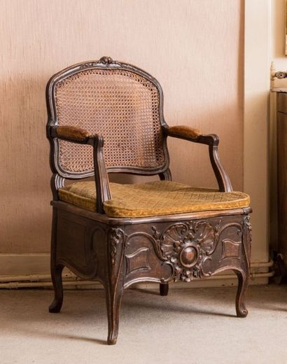 Fauteuil de commodité en noyer mouluré et...