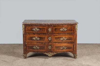 Commode en placage de palissandre en frisage...