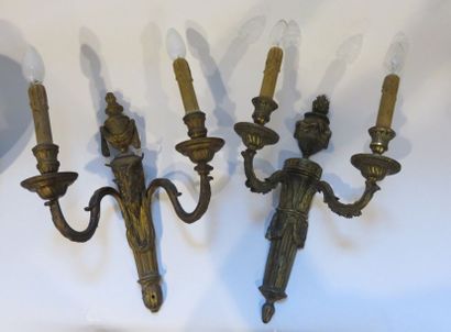 Deux appliques en bronze ciselé et doré à...