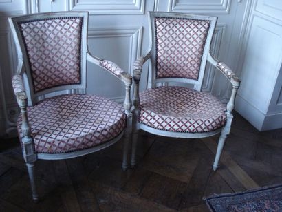Paire de fauteuils en hêtre laqué gris, supports...