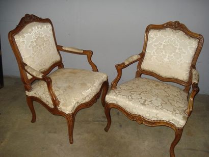 Deux fauteuils à dossier plat en noyer mouluré...