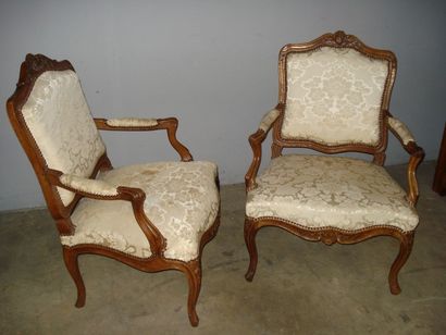 Deux fauteuils à dossier plat en noyer mouluré...