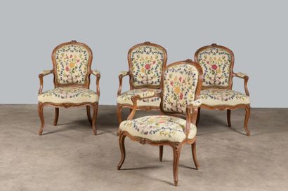 Belle suite de quatre fauteuils en hêtre...