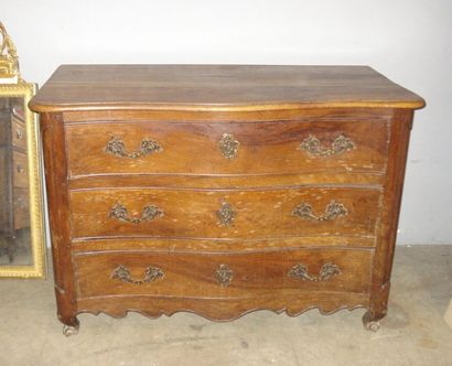 Commode en noyer et chataîgnier. La façade...